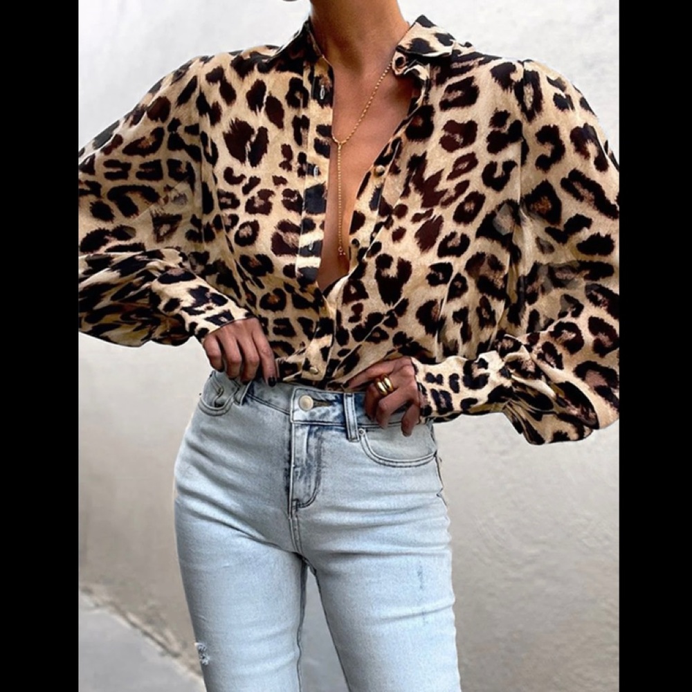Sale 🔥 NWT 🐆 Leopard print long sleeve button down satin blouse in size small.